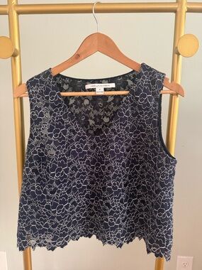 Diane von Furstenberg Navy Lace Sleeveless Top – Size M